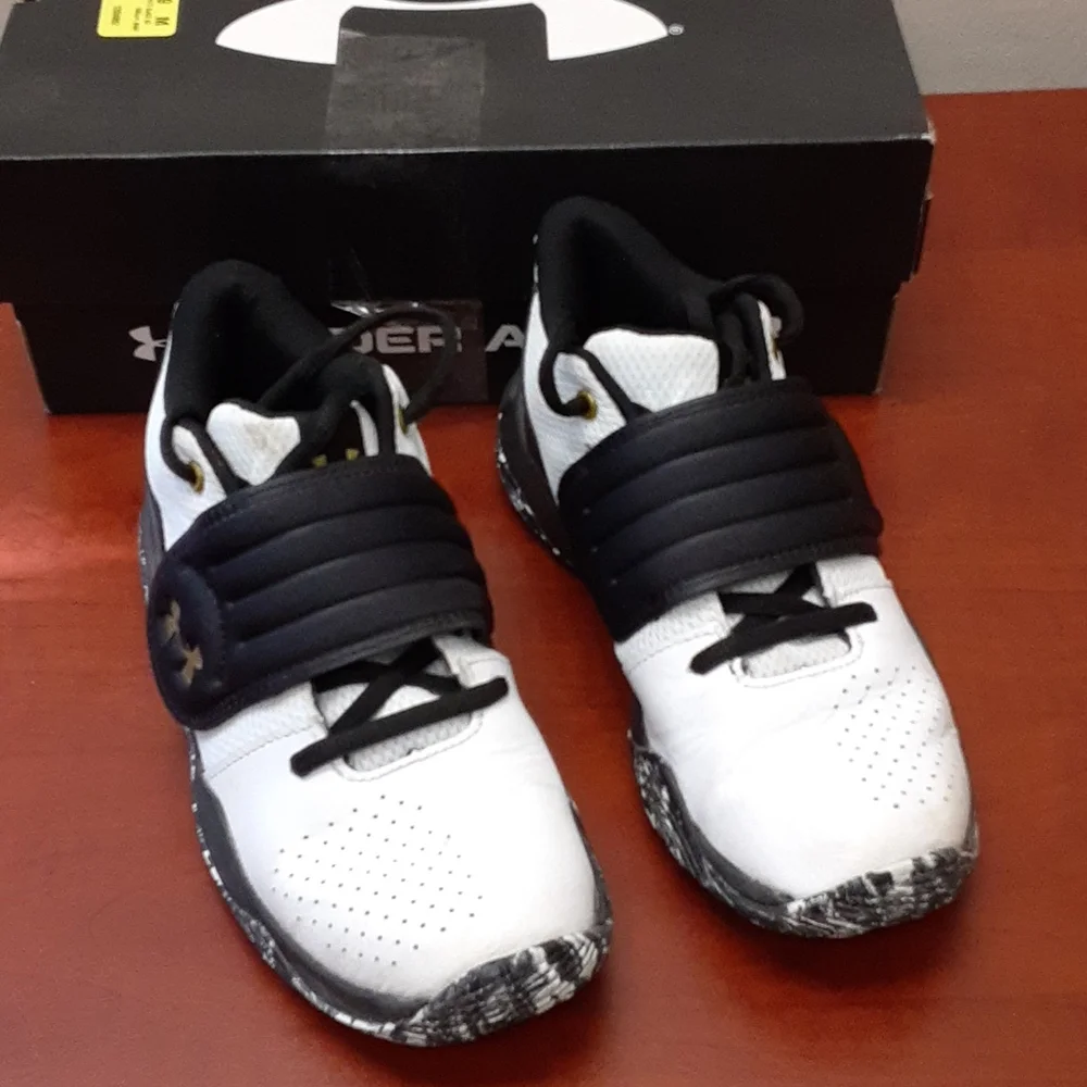 π 2/$30 π Under Armour Zone BB Youth Basketball Shoes Sz 3Y - Picture 1 of 11